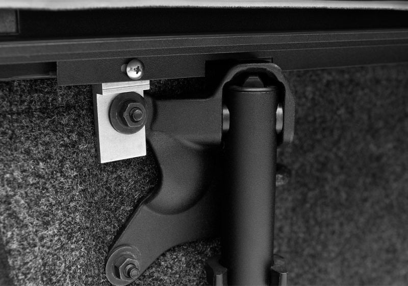 Roll-N-Lock 2019 Chevrolet Silverado 1500 60.5in Bed M-Series Retractable Tonneau Cover RNLLG223M